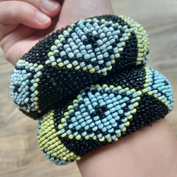 Forever 21 Seed Beaded Tribal Pattern Chunky Bangle Bracelets Set Of 2 - Picture 3 of 8